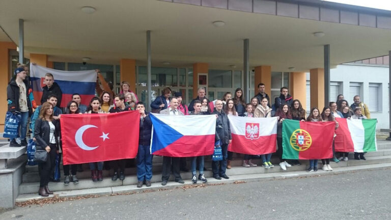 Alunos da EPATV voaram até à Republica Checa para participar no projeto ERASMUS+ sobre a promoção do diálogo entre povos contra a violência e a discriminação