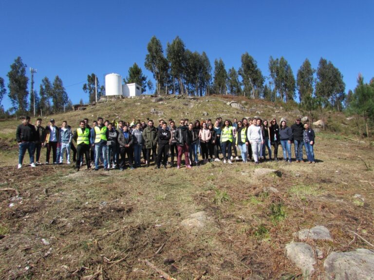 EPATV saúda Primavera a plantar dezenas de árvores