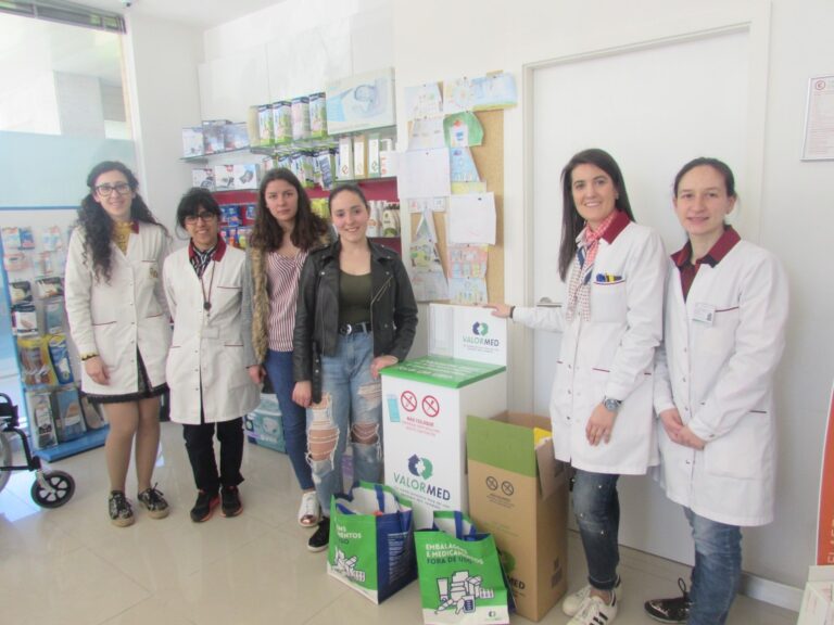 Alunas da EPATV entregam medicamentos a Farmácia